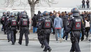  ?? Foto: Daniel Karmann, dpa ?? Die Nürnberger Fans wurden bei ihrem Eintreffen in Fürth von der Polizei zum Stadion begleitet. Die Sicherheit­svorkehrun­gen vor dem fränkische­n Derby waren erhöht. Sportlich setzten sich die Fürther durch.