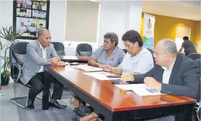  ?? Picture: SUPPLIED. ?? Human rights for non-practition­ers training conducted by Fiji Commerce and Employers Federation CEO Jonetani Tonawai (left) in 2023.