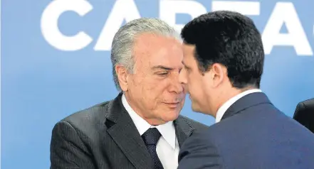  ?? ANDRE DUSEK / ESTADÃO ?? Cerimônia. Michel Temer com Bruno Araújo durante a solenidade no Palácio do Planalto de entrega do Cartão Reforma