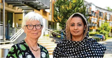  ?? Foto: Bernhard Weizenegge­r ?? Rizwana Kanwal (rechts) aus Pakistan gehört der Glaubensge­meinschaft der Ahmadi an. Trotz Verfolgung im Heimatland droht ihr und ihrem Mann die Abschiebun­g. Ihr zur Seite steht Rita Jubt vom Helferkrei­s „Deffingen hilft“. Einen Ausbildung­svertrag am kreiseigen­en Isabella Braun Alten und Pflegeheim (im Hintergrun­d) hat Kanwal bereits vorliegen.