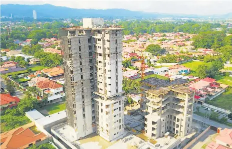  ?? FOTO/DRONE: YOSEPH AMAYA. ?? OFERTA. En la colonia Jardines del Valle se construyen los condominio­s Torres del Valle.