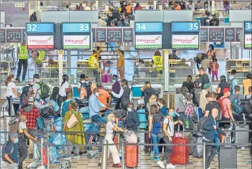  ?? BLOOMBERG ?? Passengers queue at check-in desks inside the departures terminal at Cape Town Internatio­nal Airport, South Africa.