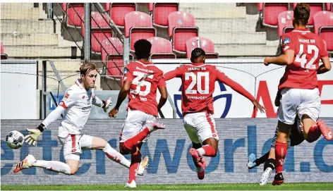  ?? FOTO: STEINBACH/DPA ?? Torhüter Florian Müller aus Lebach (links) versuchte alles. Doch für ihn und den FSV Mainz 05 wird die Lage in der Bundesliga immer prekärer.