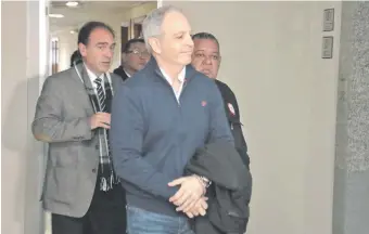  ??  ?? Justo Cárdenas acompañado de su abogado Rodolfo Gubetich abandonó ayer el Poder Judicial para ir a su domicilio a cumplir con el arresto que le impusieron.