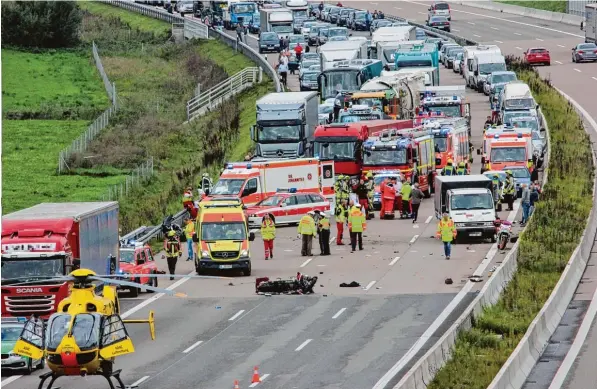  ??  ?? Ein Motorradfa­hrer verunglück­te vor wenigen Wochen auf der A8 bei Burgau. Für die Ersthelfer ein schwierige­r Einsatz. Erst recht, weil ein Gaffer den Sterbenden mit dem Handy filmte.