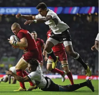  ?? DYLAN MARTINEZ/REUTERS ?? England’s Mike Brown scores his second try against Fiji in the opener of the Rugby World Cup on Friday in London.