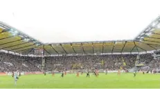  ?? FOTO: NIEWELER/FOTOSTAND/IMAGO IMAGES ?? Alemannia Aachen begeistert die Massen im Tivoli. Mehr als 20 000 Zuschauer sind beim Regionalli­gisten keine Seltenheit.