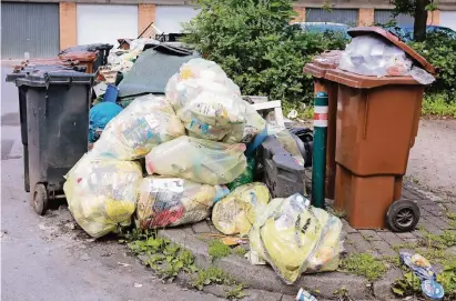  ?? FOTO: UWE MISERIUS ?? Im Garagenhof der Heinestraß­e türmt sich regelmäßig eine wilde Müllkippe aus Haus- und Sperrmüll. Mittlerwei­le laufen hier auch Ratten herum.