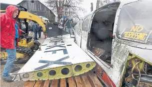  ?? BARRY GRAY THE HAMILTON SPECTATOR ?? Ken Lillycrop helps position one of the wings of a Piper Apache airplane onto a waiting truck.