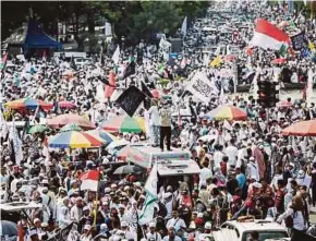  ?? EPA PIC ?? Thousands of Indonesian Muslims attending a rally to commemorat­e the ‘212’ rallies against former Jakarta governor Basuki ‘Ahok’ Tjahaja Purnama in Jakarta yesterday.