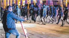 ?? FOTO: CHRISTOPH SCHMIDT ?? In Stuttgart attackiert­en feiernde Jugendlich­e die Polizei.