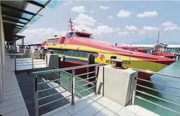  ?? PIC BY AMRAN HAMID ?? A ferry belonging to Dragon Star Shipping Sdn Bhd docked at the Langkawi ferry terminal yesterday.