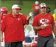  ?? THE ASSOCIATED PRESS — ORLIN WAGNER ?? Doug Pederson, right, seen as an assistant to Andy Reid in their days in Kansas City in 2015, continues to reflect the lessons of his former mentor.