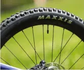  ??  ?? Plus souples, les roues Race Face AR contribuen­t au confort, sans gommer la précision.