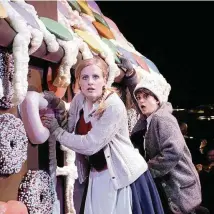  ?? FOTO: ASTRID FREY ?? Szene aus „Hänsel und Gretel“mit Amelie Petrisch (Gretel) und Carolin Schumann (Hänsel).