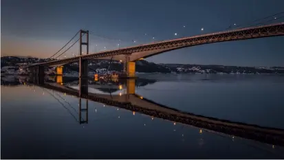  ??  ?? Varoddbrua in Kristiansa­nd/Norwegen An dieser Brücke hatte ich beruflich zu tun – wie immer mit wenig privater Zeit. Die tolle Spiegelung hat mich zu einem Schnappsch­uss nach Feierabend inspiriert. (Fujifilm X-T2, Brennweite 21,4 mm, ISO3200, Blende 3,6, 1/160 s)