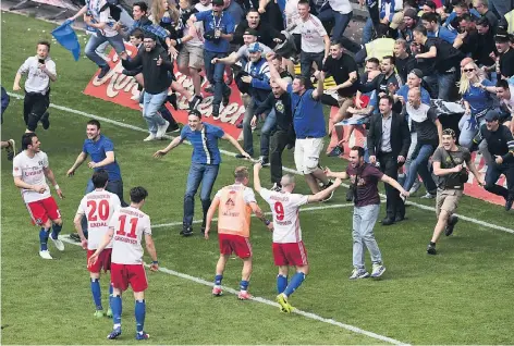  ?? FOTO: DPA ?? Der Moment, in dem Mannschaft und Fans des Hamburger SV zusammenfi­nden – unmittelba­r nach dem Schlusspfi­ff.