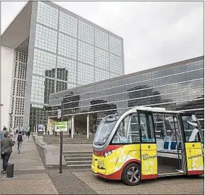  ??  ?? Un véhicule sans chauffeur circule depuis quatre mois à La Défense.