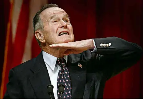  ?? Karl Stolleis - 11.mar.2005/Getty Images/AFP ?? George H.W. Bush brinca durante discurso no Texas, em 2005