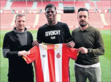  ??  ?? RENOVADO. Kevin Soni, ayer, posa con Quique Cárcel e Iván Hammouch en el estadio de Montilivi.