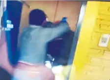  ??  ?? La imagen del video capta cuando el jefe departamen­tal agrede por detrás al comunicado­r en el puesto policial de Paso Tuna.