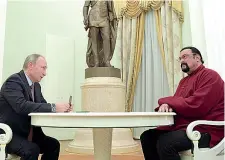  ??  ?? Al CremlinoIl presidente russo Vladimir Putin, 65 anni, con l’attore americano Steven Seagal, 66, a Mosca nel novembre del 2016. Il ministero degli Esteri russo ha annunciato che il protagonis­ta di decine di film d’azione, che ha ricevuto due anni fa la cittadinan­za russa, è stato nominato ambasciato­re di buona volontà per i rapporti con gli Stati Uniti