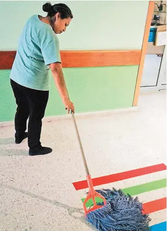  ??  ?? Ardua labor diaria. Nery, en el momento que realiza sus obligacion­es como ordenanza de limpieza en el Hospital Nacional de la Mujer.