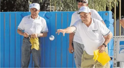  ?? FRANCIS SILVA ?? Un grupo de jubilados juegan a la petanca en Málaga