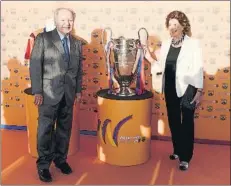  ?? FOTO: MANEL MONTILLA ?? Josep Lluís Núñez y Maria Lluïsa Navarro, con el trofeo