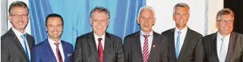  ??  ?? Michael Hartmann (Dritter von rechts) wurde aus dem Aufsichtsr­at der VR Bank Neuburg Rain verabschie­det. Als Nachfolger wurde Dr. Markus Ring (Zweiter von links) in das Gremium gewählt. Mit den beiden freuen sich (von links) Bankenvors­tand Ro land...
