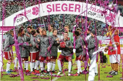  ?? Foto: Huebner ?? Trophäenst­emmen – eine der stärksten Bayern Diszipline­n: Marco Friedl, U 19 Akteur, bei einer ersten Einweisung nach dem Gewinn des Telekom Cups.