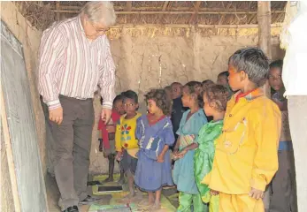  ?? FOTO: DIEMER ?? Hans-Martin Diemer (links) hat in den vergangene­n 30 Jahren sehr häufig selbst in Indien überprüft, ob die Spendengel­der ihren Zweck erfüllen.