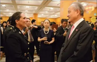  ?? CHEN WEIHUA / CHINA DAILY ?? Chinese Ambassador to the US Cui Tiankai (right) chats with Brigadier General Roberta Shea, who is performing duties of US deputy assistant secretary of defense, at a reception on Thursday evening at the Chinese embassy to mark the 90th anniversar­y of...