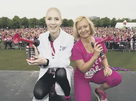  ?? PICTURE: MARK ANDERSON ?? 0 Cancer scientist Dr Zuzana Brabcova, left, who had radiothera­py and chemothera­py for cervical cancer diagnosed in 2016, and nurse Gaynor Williams-hamilton, who survived breast cancer, were the VIP starters for the Race for Life at Glasgow Green...