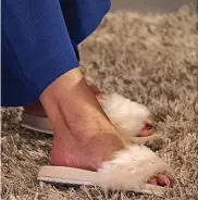  ??  ?? Fluffy feet: Lorraine’s ‘fashion sandals’