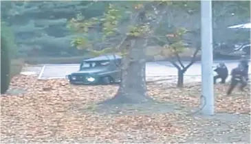  ?? REUTERS ?? A screengrab of a surveillan­ce video taken on Nov 13 shows a North Korean soldier defector being pursued by the army.