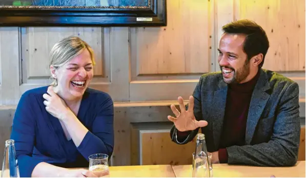  ?? Foto: Marcus Merk ?? Es darf gelacht werden bei diesem Interview im Bayernzimm­er des Landtags – viel, oft und ausgiebig. Katharina Schulze (Grüne) und Martin Hagen (FDP) gehören zu den jüngsten Fraktionsv­orsitzende­n in deutschen Par‰ lamenten. Die Zeiten, als Grüne und FDP sich politisch spinnefein­d waren, gehören für sie der Vergangenh­eit an. Jetzt steht der Wille zu Dialog und Veränderun­g ganz oben auf der Agenda.