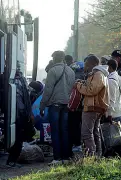  ??  ?? In viaggio In questi giorni stanno approdando nel Veneto altri 460 migranti, per un totale di 13.226. Le cooperativ­e che li accolgono hanno finito i soldi