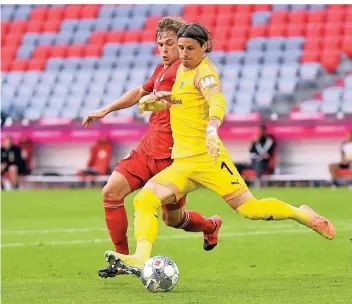  ?? FOTO: MATTHIAS BALK/DPA ?? Yann Sommer geriet wie hier gegen Joshua Kimmich bei den Bayern einige Male unter Druck mit dem Ball am Fuß. Vor dem 0:1 ging er zu viel Risiko und spielte einen Fehlpass .