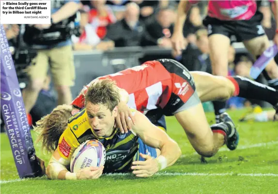  ?? HUW EVANS AGENCY ?? > Blaine Scully goes over for the third Cardiff Blues try in Bilbao last night