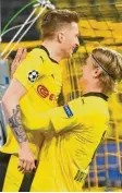  ?? Foto: dpa ?? Aus Freude über sein Tor zum 1:0 hebt Erling Haaland (r.) sogar seinen Kapitän Marco Reus aus den Angeln.