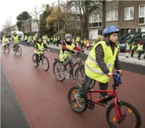  ?? FOTO DIRK KERSTENS ?? De kinderen van basisschoo­l Het Land van Nu fietsten de fietsstraa­t in.