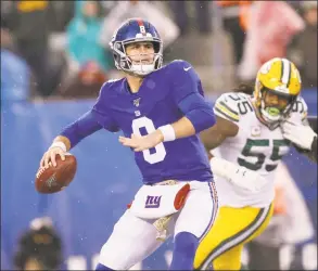  ?? Adam Hunger / Associated Press ?? New York Giants quarterbac­k Daniel Jones looks to throw during the second half against the Green Bay Packers.