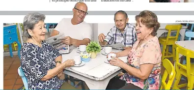  ??  ?? Elvira Perdomo, de 87 años; Hubert Daolio, de 62 años; Rafael Aristizába­l, de 81 años, y Mélida Gil, de 73 años, disfrutan de un café, como suelen hacerlo todos los días, a las 4 de la tarde.