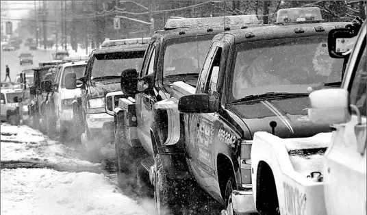  ?? DALE BRAZAO/TORONTO STAR ?? Tow trucks line the street outside a funeral home on Kennedy Rd. as drivers paid their last respects to Sonny Best, a tow truck driver who was beaten to death last month.