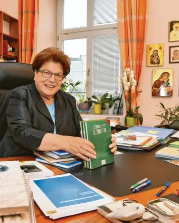  ?? Foto: Rolf Poss ?? Barbara Stamm, 73, hat sich in ihrer zehnjährig­en Amtszeit als Landtagspr­äsidentin auch in zahlreiche­n Ehrenämter engagiert. Davon zeugen unter anderem die rumänische­n Ikonen in ihrem Büro.