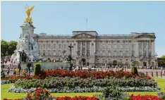  ??  ?? Hier lebt die Queen, wenn sie in London ist. Der Buckingham Palace ist die offizielle Residenz der britischen Monarchen.