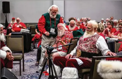  ?? PHOTOS COURTESY OF NICK CARDELLO ?? Rick Rosenthal hold the mic for a Santa at the Northern Lights Santa Academy.