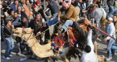  ?? Archivfoto: imago ?? 2011: Auf Kamelen und Pferden reiten bewaffnete Männer durch die Menschenme­nge auf dem Tahrirplat­z. Wer hat sie auf die Demonstran­ten gehetzt?