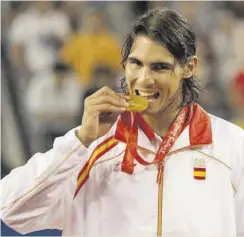  ?? //EFE ?? Rafa Nadal, mordiendo la medalla de oro lograda en Pekín 2008